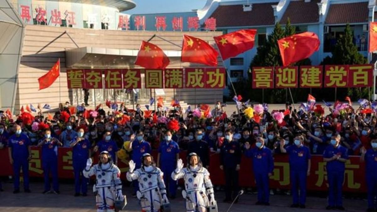China launches first three-man crew to new space station | rdnewsnow.com
