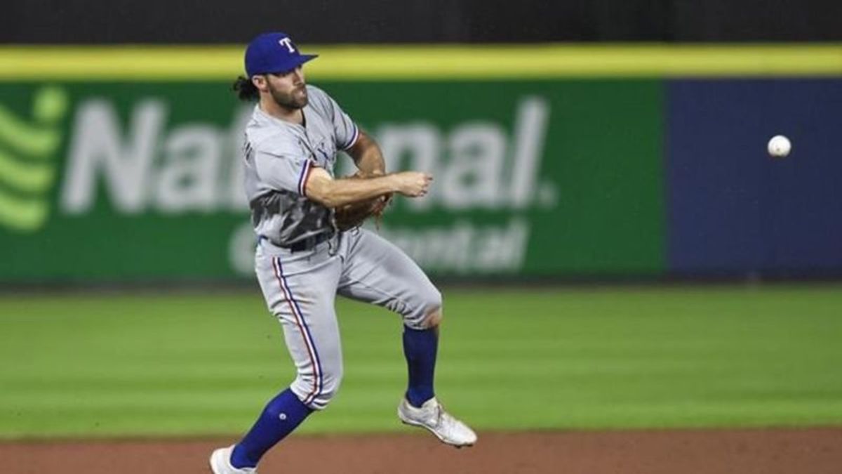 Guerrero hits 2 HRs to reach 30, Blue Jays rout Rangers 10-2