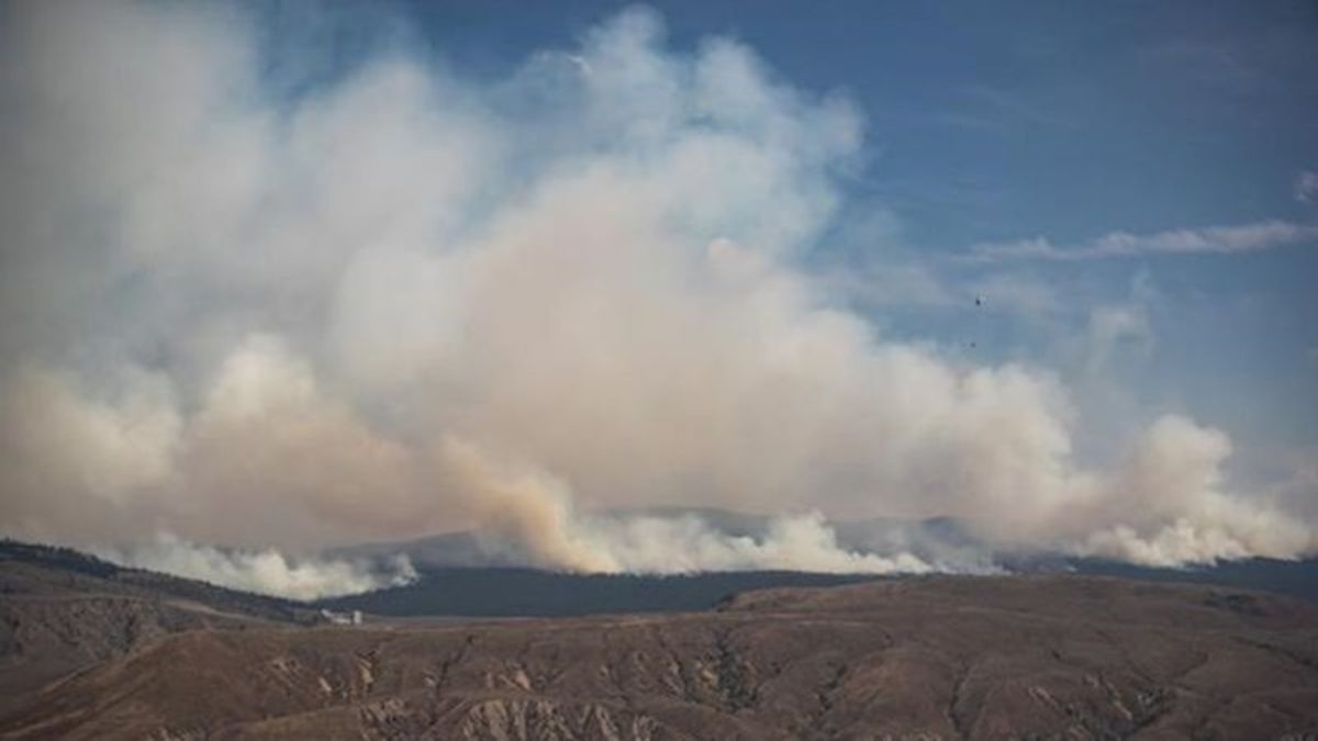 White Rock Lake wildfire pushes toward Okanagan Lake in B.C. Interior