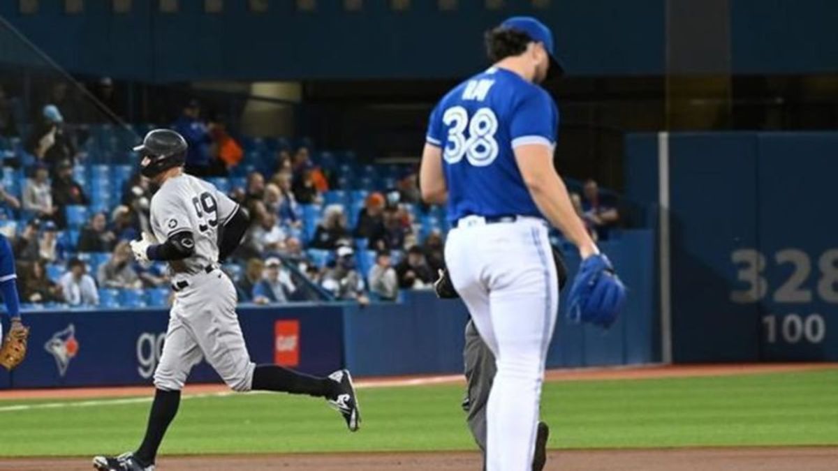 Yankees' Giancarlo Stanton exits game against Blue Jays with knee