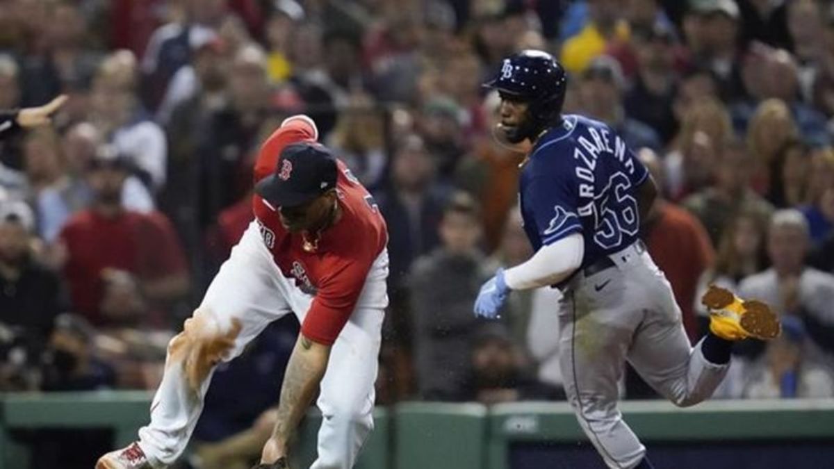 Kevin Kiermaier takes fly ball from Randy Arozarena