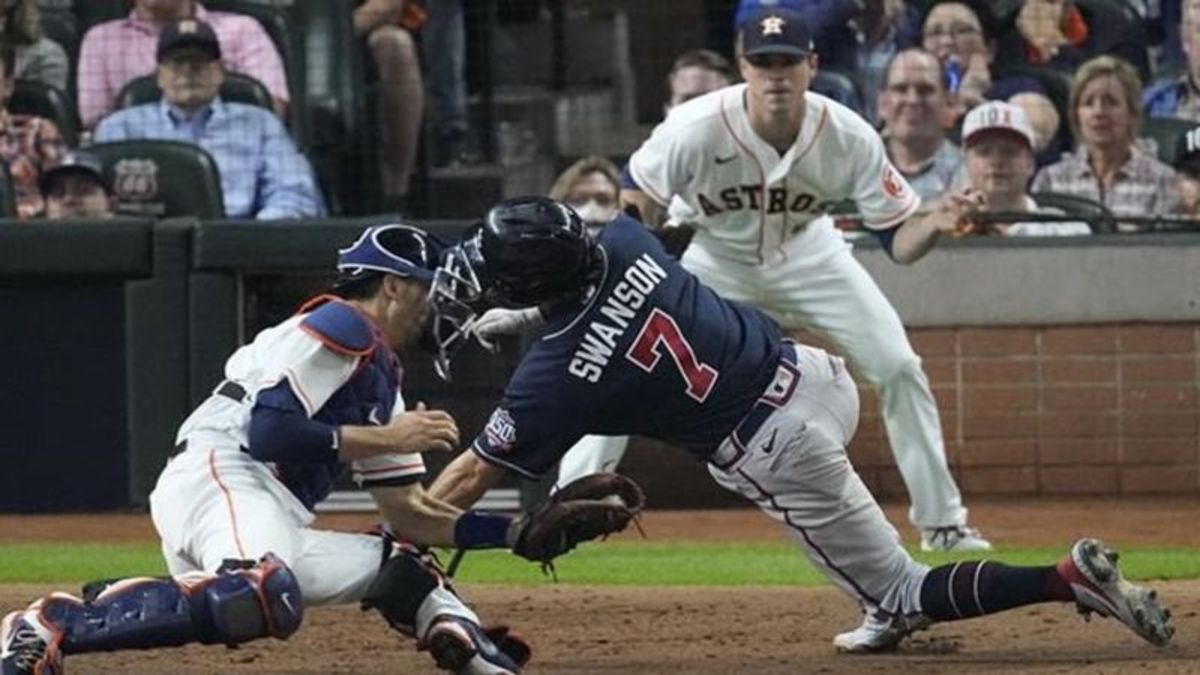 DUVALLL!!! Braves' Adam Duvall goes DEEP to make it 5-0 in World Series  Game 1! 