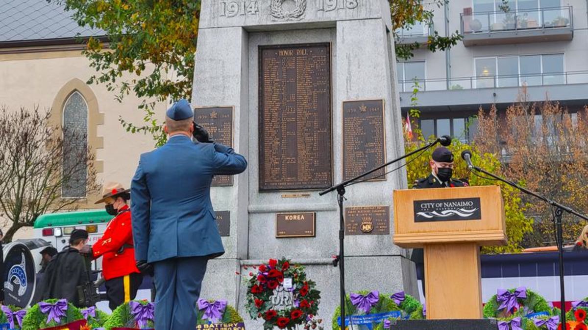 VIDEO: Crowd Gathers For Remembrance Day Ceremonies Held In Downtown ...