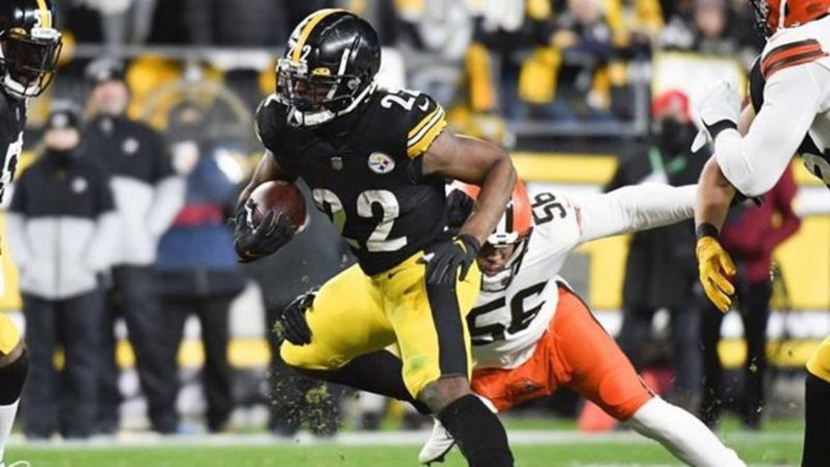 Steelers score late touchdown to keep playoff hopes alive on night