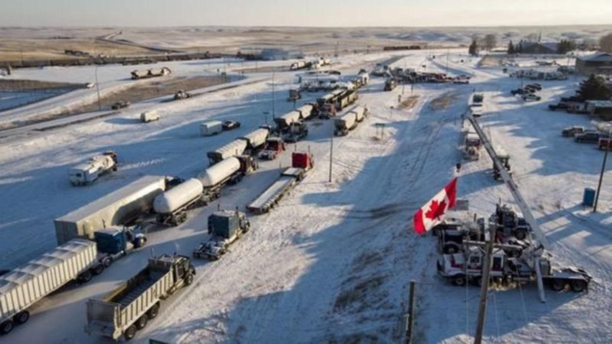 New blockade in Coutts cutting off traffic to U.S. border crossing