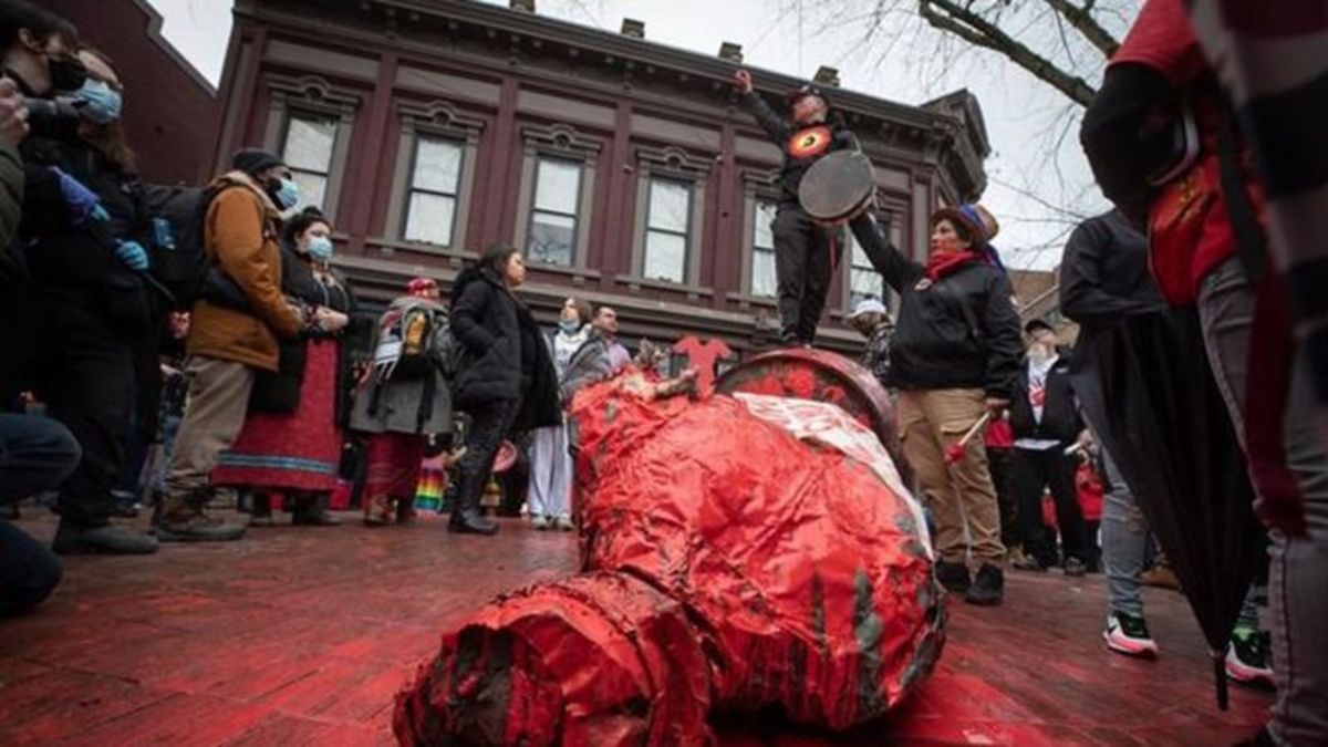 Statue of Vancouver’s Gastown founder torn down during women’s memorial march paNOW