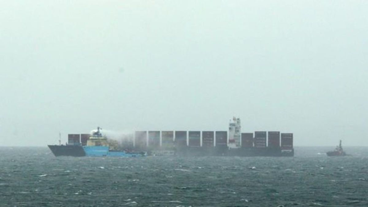 Container Freighter Spill Debris from cargo ship spill last fall spreading along B.C. coast ...