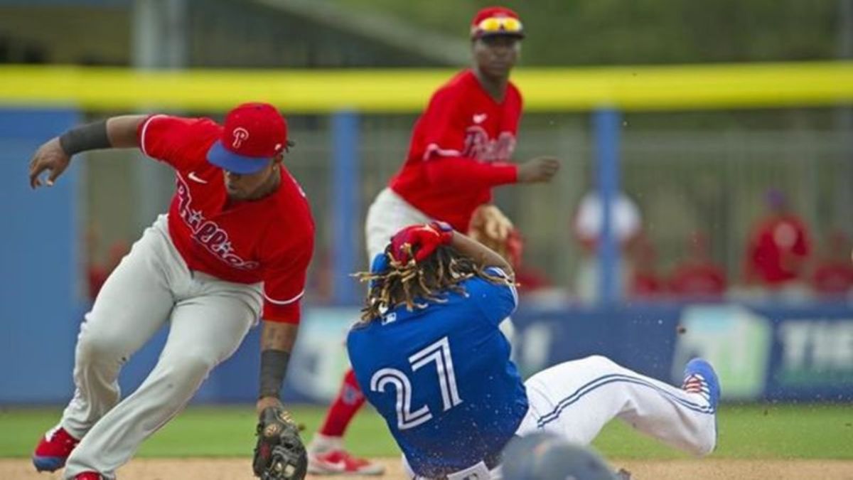 Photos of the Phillies-Blue Jays 2-2 tie in the 6th inning.