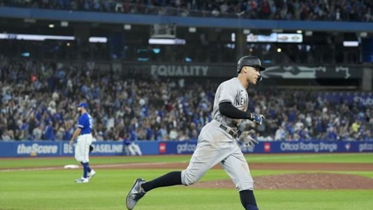 Blue Jays fan throws glove after missing Aaron Judge's 61st homer