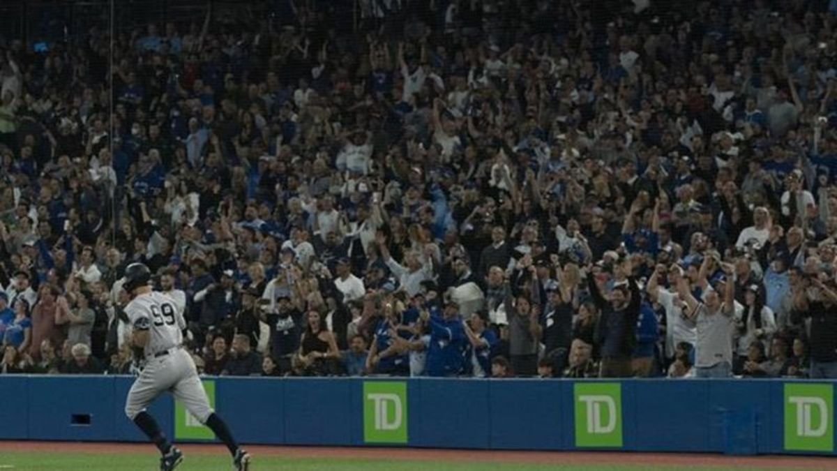 Toronto Blue Jays fan Frankie Lasagna just misses catching Aaron Judge's  61st home run ball