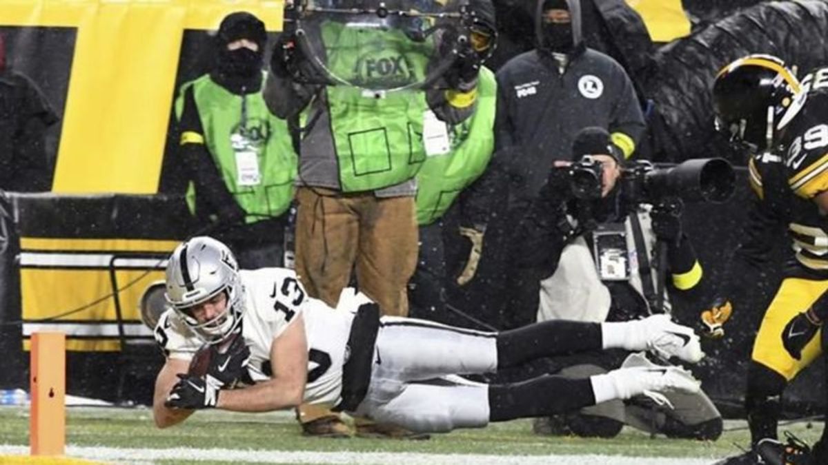 Harris' widow on field in Pittsburgh as his No. 32 retired