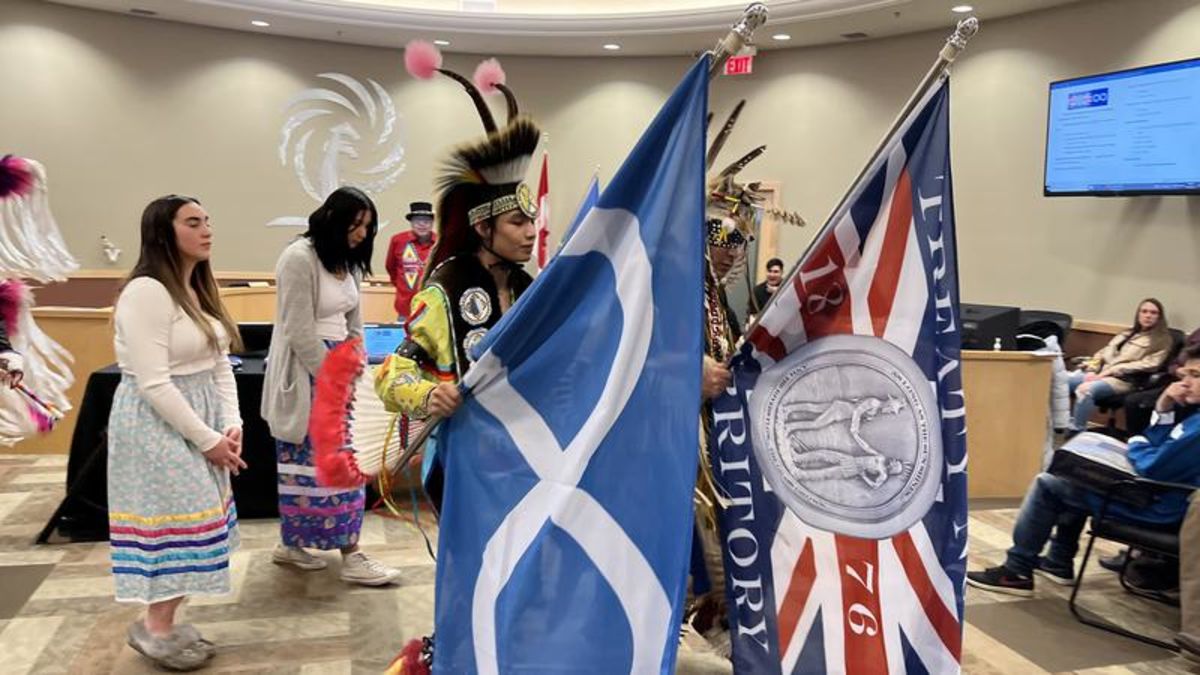 Treaty Six and Métis flags fly in Sylvan Lake