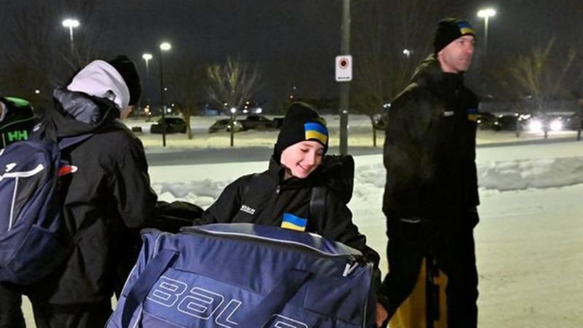 Hockey team of preteen Ukrainian refugees arrives in Quebec City for