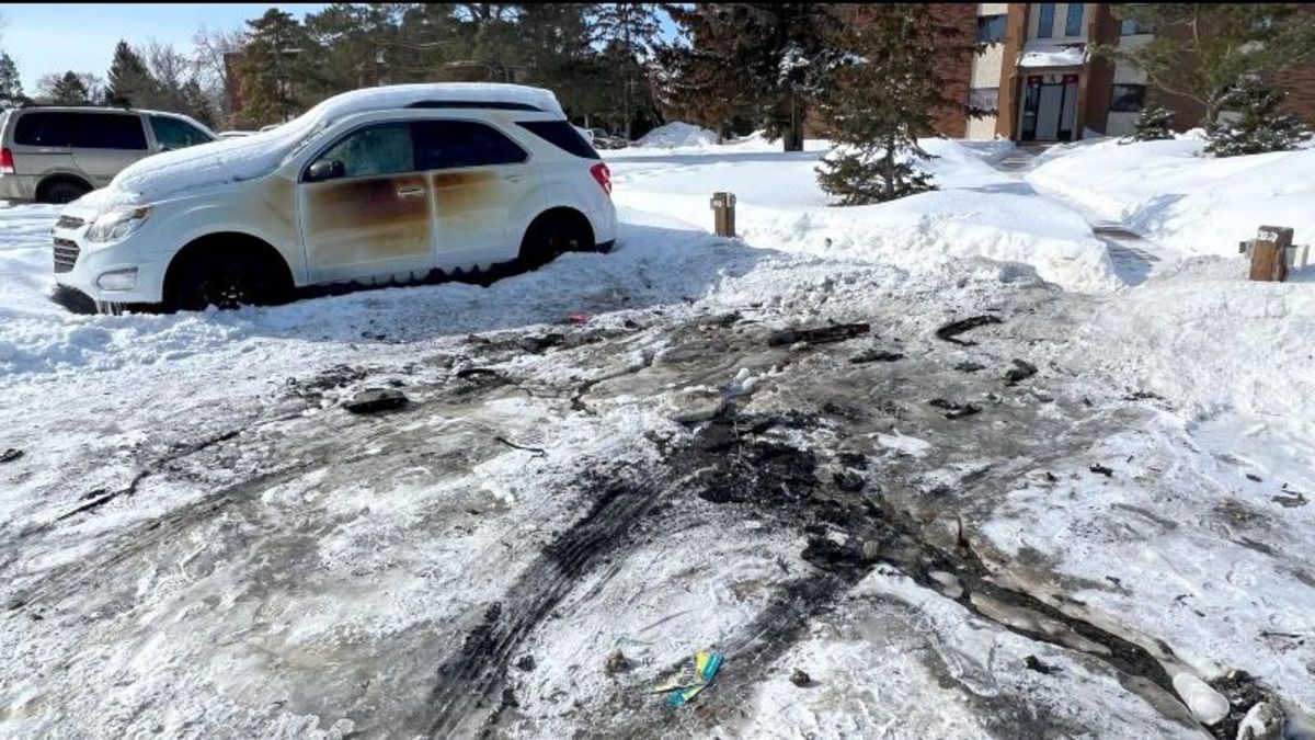 Firefighters extinguish threevehicle fire in apartment parking lot paNOW