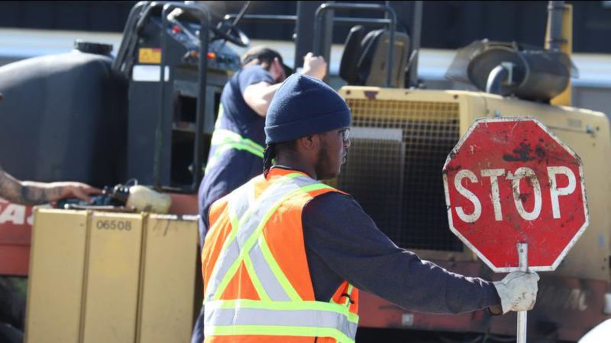 Province extends blue light pilot program to protect roadside workers