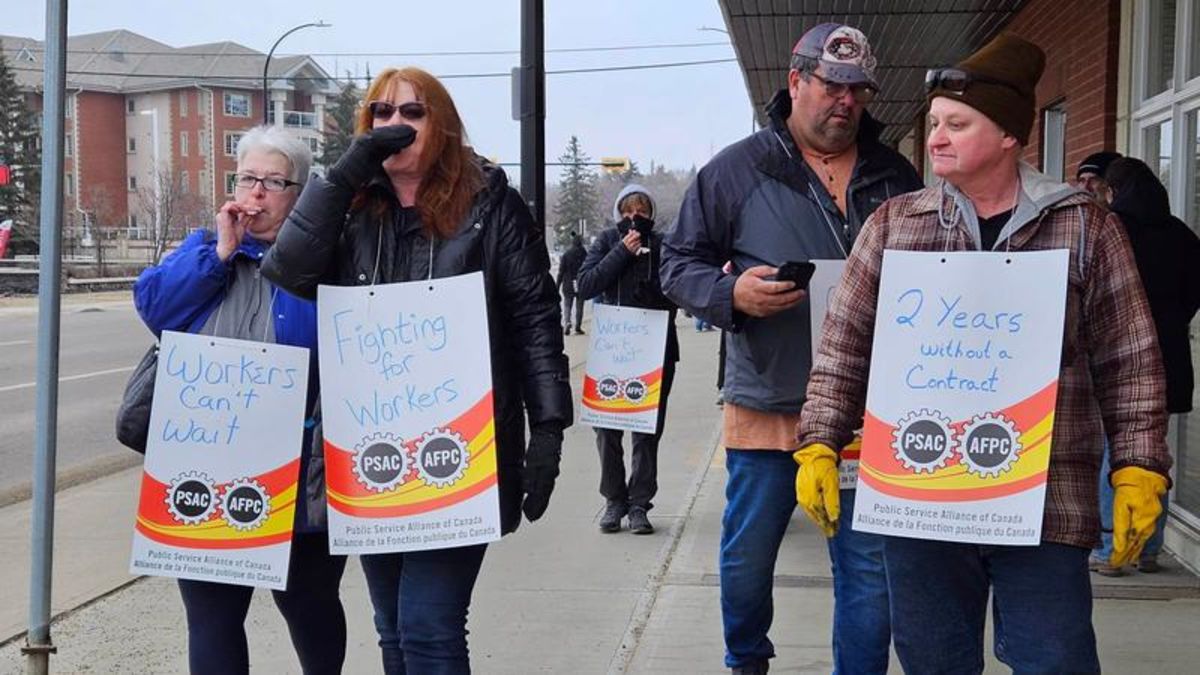 PSAC members on Red Deer picket line “This isn’t a fight for more than