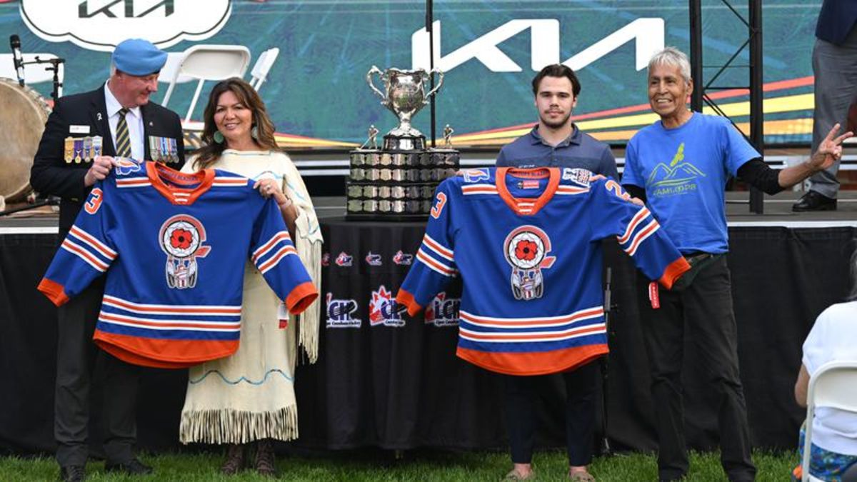 PHOTOS Memorial Cup arrives, Blazers to wear jerseys honouring