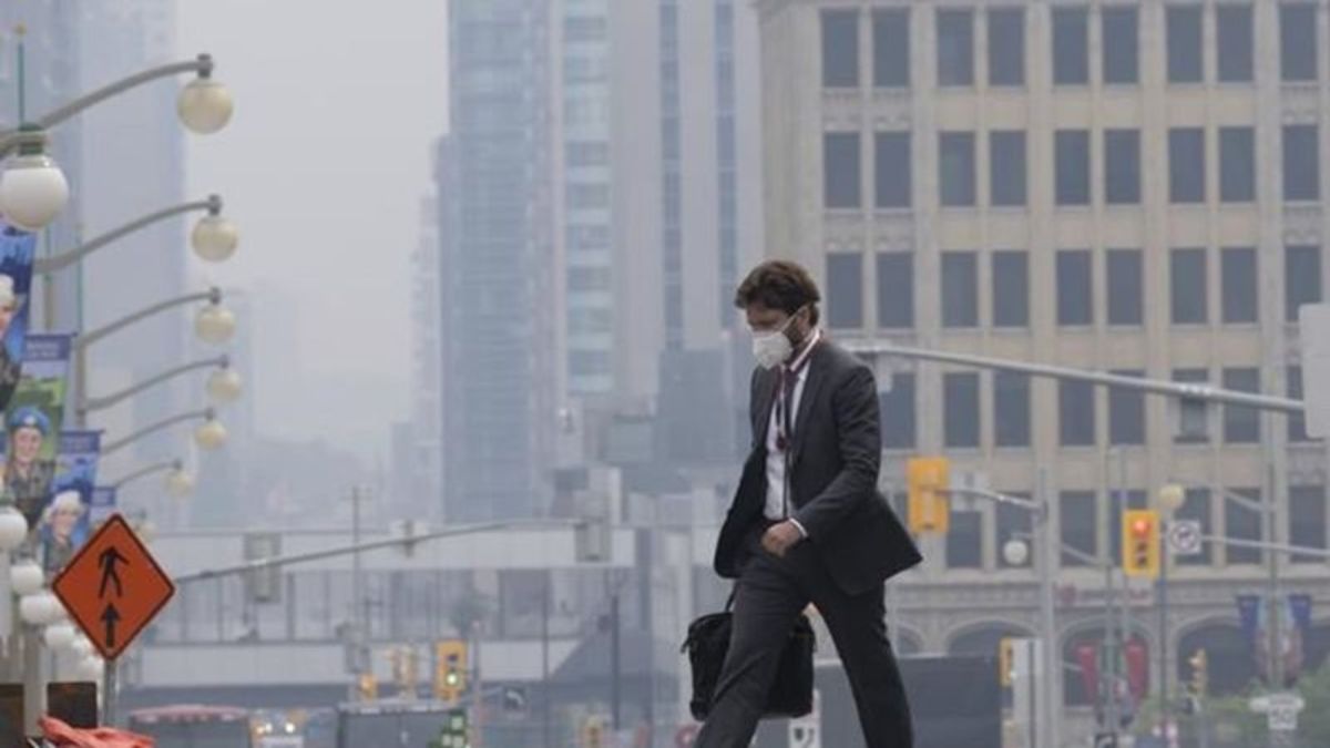 Wildfire battles continue under heat, air quality alerts over most of