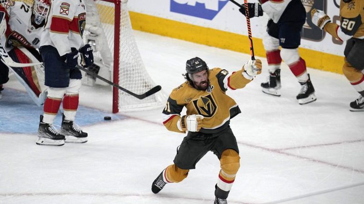 Vegas Golden Knights unveil Stanley Cup banner with slot machine - Gino Hard