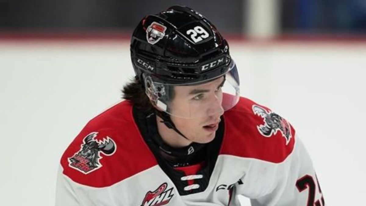 Moose Jaw forward Brayden Yager in healthy rivalry with Regina Pats forward  Connor Bedard - BVM Sports