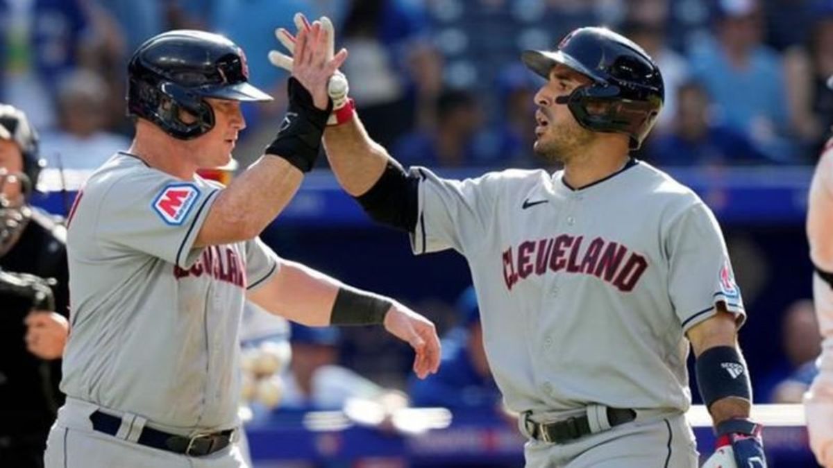 Chapman, Bradley go deep as Blue Jays outslug Phillies 18-11