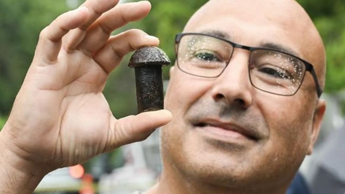 Montrealers line up for souvenir rivets from old Champlain Bridge