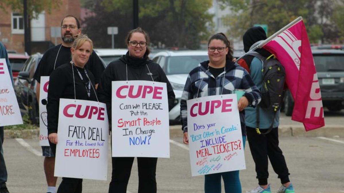 cupe-882-on-strike-after-latest-offer-to-city-is-rejected-northeastnow