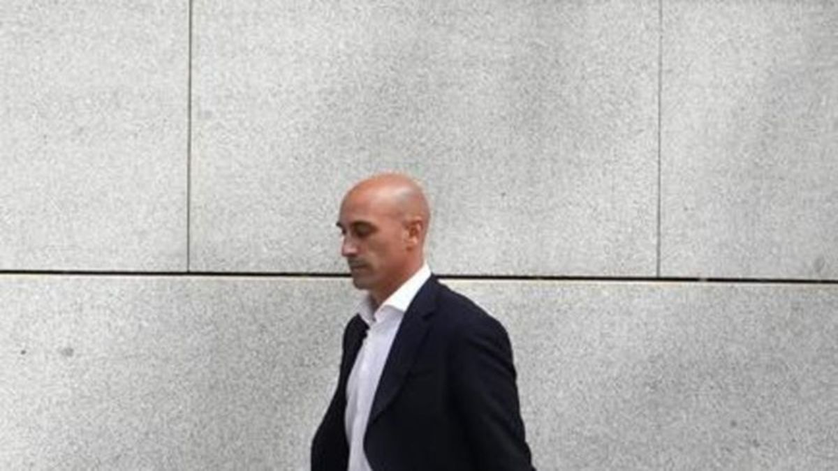 El ex presidente de la Federación Española de Fútbol Rubiales emitió una orden de restricción, negando haber cometido irregularidades por parte de un árbitro español.