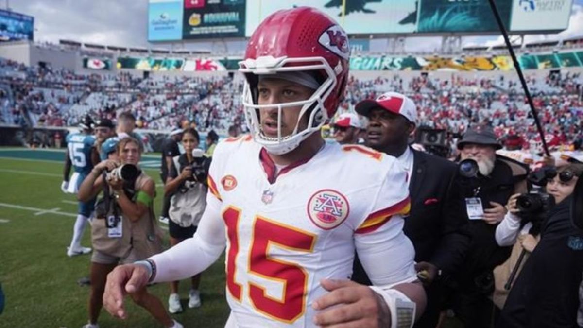 Chiefs, Mahomes agree to restructured deal to include big pay raise, AP  source says